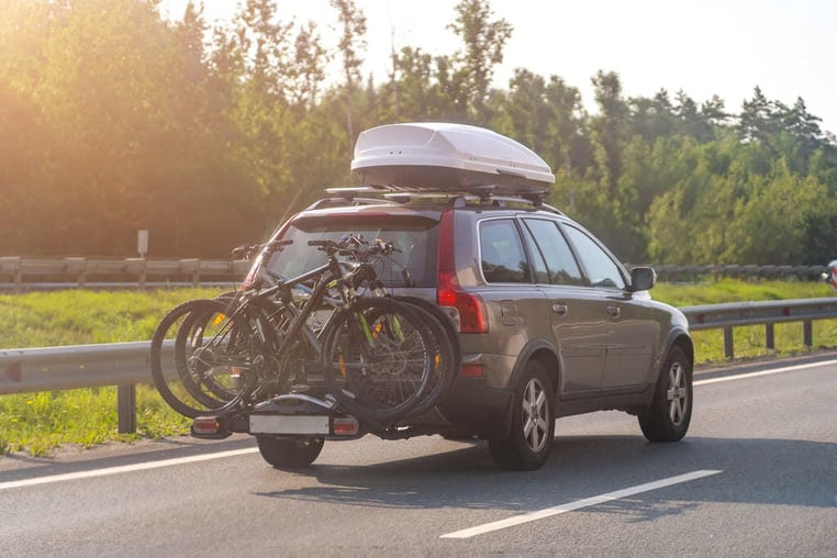 Auto mit Fahrradträger und XL-Reifen