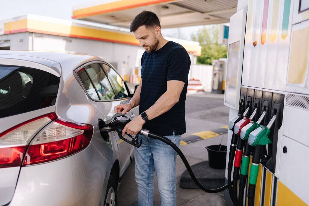 Autofahrer-beim-Tanken-Auswirkungen-des-CO2-Preises