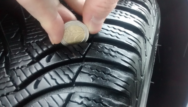 Wie man die Reifenprofiltiefe mit einem 2-Euro-Stück messen kann