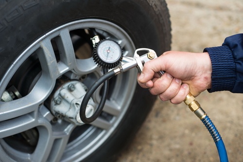 Reifendruck am Auto regelmäßig prüfen