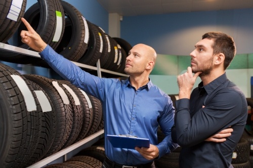 Reifenhändler werden | Darstellung von Reifen im Regal | reifen-vor-ort.de