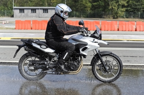 So fahren Sie mit dem Motorrad sicher bei Nässe und Regen