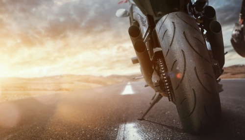 Motorradreifen rechtzeitig wechseln – Motorrad auf Straße
