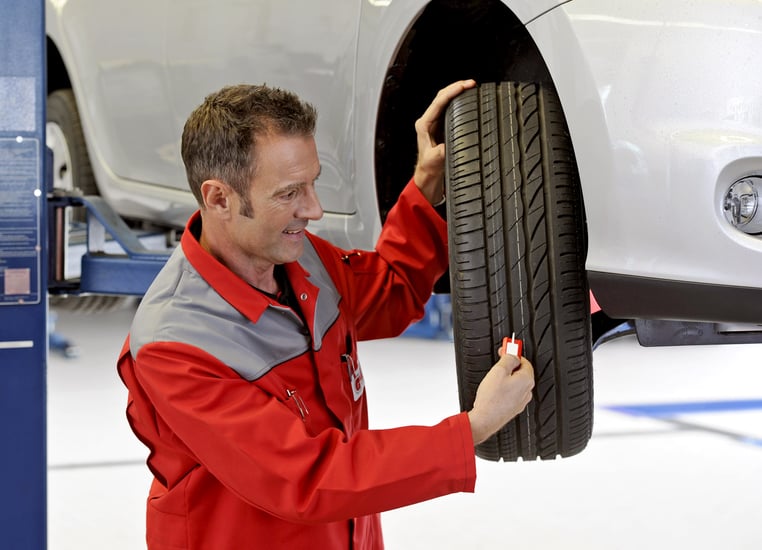 Wichtig: Beim Reifenwechsel und Einlagern die Profiltiefe messen.