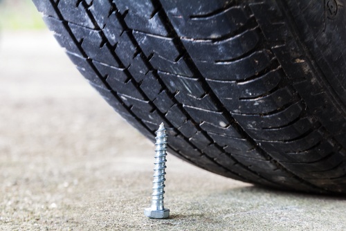 Spitze Gegenstände auf der Straße ist einer der 10 häufigsten Gründe für Reifenpannen