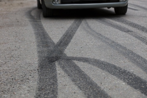 Bremsspuren auf der Straße: ein typisches Zeichen für blockierte Räder.