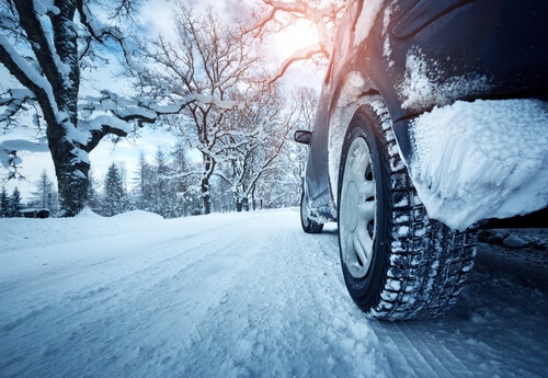 Vor Rutschpartien bei Schnee und Eis hilft oft nur vorausschauendes Fahren.