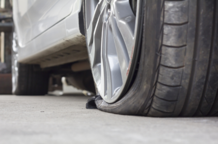 Zu niedriger Reifenluftdruck kann zu Reifenschaden und Unfall führen