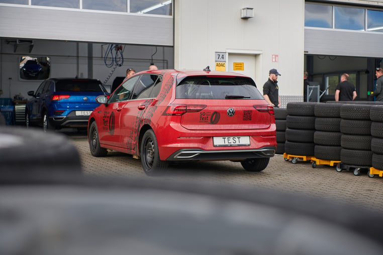 adac-ev_tests_ganzjahresreifen-2025-heck-stehend-2505_pyqfo3